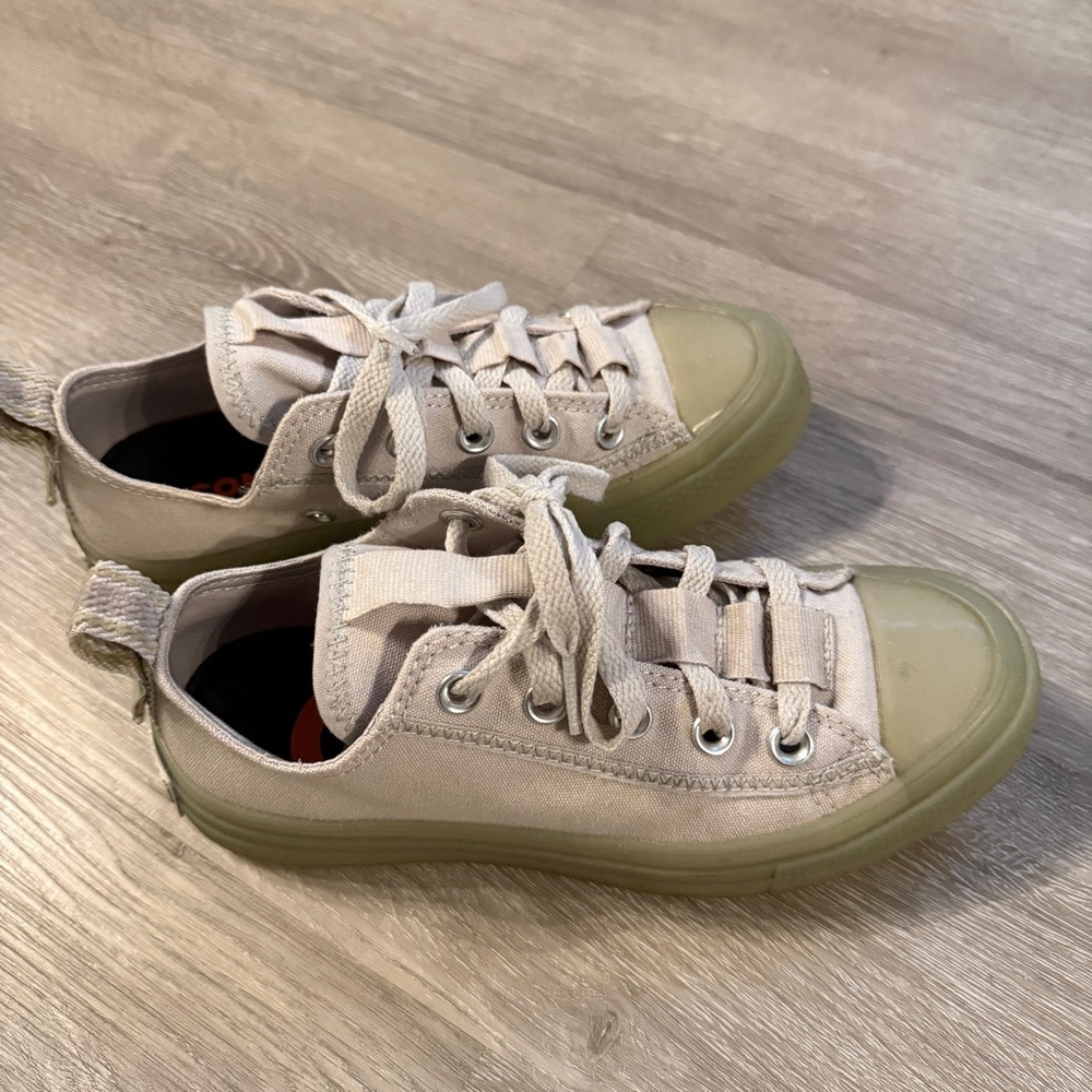 Women’s converse canvas Sneakers sz 5